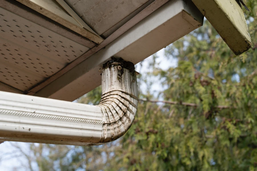 When to Call a Contractor for Eavestrough Repairs Taber, AB When to Call a Contractor for Eavestrough Repairs Taber, AB